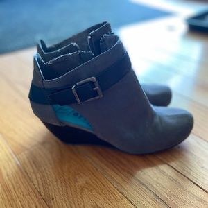 Grey peekaboo wedges